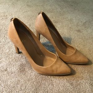 Elliot Lucca tan pumps